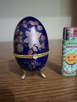 Fabergé jellegű, virág mintás kobaltkék tojás alakú porcelán ékszertartó. 9,7 cm. Hibátlan.