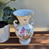 Herendi porcelán amfora váza, kézzel festett virágcsokros dekor, aranyozott fülekkel, 21 cm