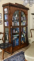 Elegáns olasz Biedermeier historizáló stílusú gyökérfurnéros üveges könyvszekrény / vitrin