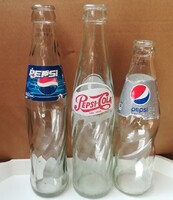 Pepsis üvegek különböző logóval