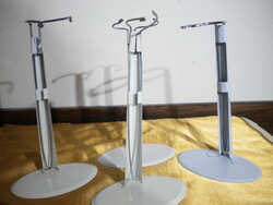 4 darab kisebb méretű Babatartó állvány, porcelánbabához Baba tartó