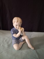Vintage német porcelán csibét tartó kisfiú / Wagner& Apel/  porcelán figura hibátlan szép festéssel