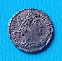Római follis , ll. Constantius // 2 katona 1 standarddal