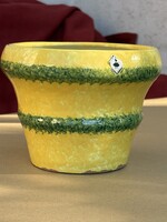 JELZETT, IPARMŰVÉSZETI VÁLL., SÁRGA ALAPON ZÖLD CSÍKOS RETRO KERÁMIA VIRÁG KASPÓ 19 X 14.5 CM