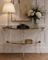 Maison Charles – francia vintage konzolasztal ívelt, áttetsző akril lábak és sárgaréz veretek
