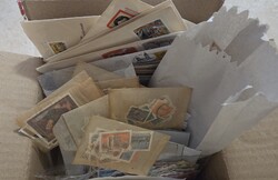 Több mint ezer db régi bélyeg tasakokban dobozban