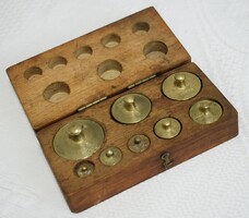 Antik súly készlet , mérlegsúly , kalibrálósúly , gramm dkg mérleg , 14 x 7 x 4,5 cm
