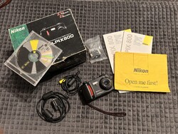 Nikon Coolpix 800 digitális fényképezőgép dobozzal, tartozékokkal