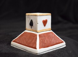 Antik art-deco porcelán gyertya vagy gyufa tartó játék asztalhoz , kártya jelekkel mintázva 8x8x7cm