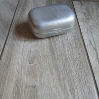 Régi jelzett alumínium szappantartó doboz (9x6x3,8 cm)