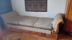 Dekorativ hosszú biedermeier "hattyú" vagy "legyező" ágy, kanapénak is használható