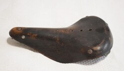 Régi kerékpár nyereg , Sedlo Favorit Sport 05 , felnőtt méret , bőr és acél 18x30x6 cm