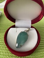 Hatalmas, fazettált csiszolású, Aventurin kő ezüstbe foglalva, medál