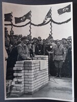 Adolf Hitler alapkőletétel ünnepségen – náci propaganda fotó