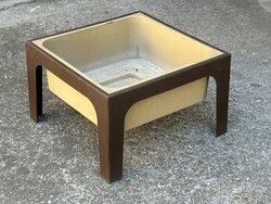 1990 KÖRÜLI MŰANYAG, DESIGN VIRÁGTARTÓ ASZTAL, ÁLLVÁNY 45 X 45 X 27 CM