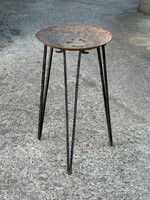 3 LÁBON ÁLLÓ, FEKETE SZÍNŰ, KOVÁCSOLTVAS VIRÁGTARTÓ ÁLLVÁNY, VAGY HAMUTARTÓ 47.5 X 26.5 CM