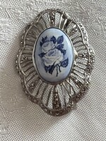 Gyönyörű porcelán betéttes bross áttört markazit kövekkel díszített széllel.