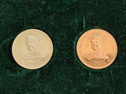 1989 évi George Bush magyarországi látogatására kiadott ezüst és bronz érempár dísztokban.
