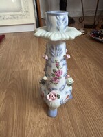Gyönyörű barokk porcelán gyertyatartó rátett rózsákkal.