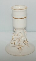Elegáns porcelán gyertyatartó – Virágrátétes, aranyozott díszítéssel (11 cm)