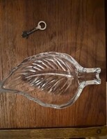 Levél alakú üveg hamutál, hamutartó / Leaf shaped glass ashtray / 16x9 cm