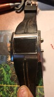 TAG Heuer feliratú, téglalap alakú digitális karóra, gumiszíjjal. alkatrésznek.