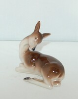Finom kidolgozású porcelán fekvő őzike / őzsuta figurális dísz (11x11 cm, hibátlan)