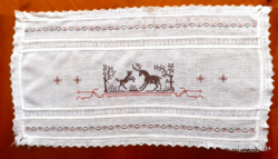 Régi hímzett , jelenetes ,szarvasos terítő.49x26 cm