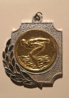 Retró úszóverseny sportérem – rajtoló úszó, babérág, 1960–80-as évek