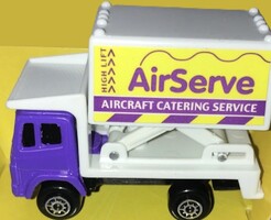 MAISTO Mercedes-Benz Airserve Aircraft Catering Service Truck fém kisautó 1:64 emelhető konténerrel
