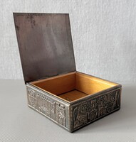 Retro iparművészeti vörösréz doboz – Cirkuszi/oroszlános relief, fabetéttel (9,5 cm)