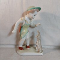 Aquincum porcelán kisfiú nyuszival – Káldor Aurél tervezése (14 cm)