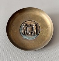 Retro sárgaréz fali dísztányér – Szüreti jelenet / Borászati bronz plakett (11 cm)