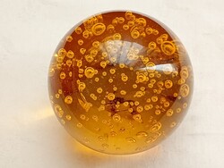 Üveg papírnehezék Murano stílusú borostyán színű légbuborékos levélnehezék retro Ø9cm
