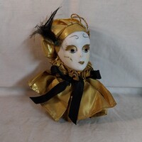 Porcelánfejű Pierrot / velencei karneváli baba mellszobor arany ruhában