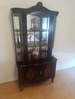 Elegáns neobarokk hajlított üveges intarziás vitrin, tálalószekrény – 180 cm