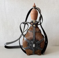 Hibátlan valódi csikóbőrös kulacs / lószőr kulacs (27 cm) – Magyar címerrel