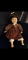 Biszkvit porcelán fejű, lábú és kezű hibátlan baba csodaszép szempillával, csinos ruhában, ülve 30cm