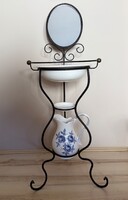 Vintage romantikus mosdógarnitúra – fémállvány tükörrel, porcelán mosdótál, kancsó és tartó