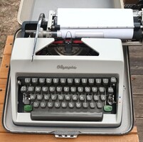 Retro Olympia Traveller de Luxe mechanikus táskaírógép eredeti kofferében