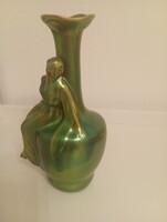 Zsolnay Eozin vázán ülő lány. 22,5 cm.