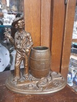 Tömör Bronz Szivarozó Tengerész-Matróz,Rumos Hordó Mellet,Kisplasztika Cigarettatartó Szobor.17 cm.