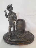 Tömör Bronz Szivarozó Tengerész-Matróz,Rumos Hordó Mellet,Kisplasztika Cigarettatartó Szobor.17 cm.