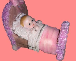 Tündéri biszkvit JELLEGŰ POLYRESIN babaszobás ágyban alvó festett baba 1:12 SCALE  8 x 7 cmHIBÁTLAN