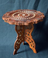 Faragott , intarziás fa asztalka , posztamens , virágtartó , hokedli indiai kézműves 38,5 x 37,5 cm