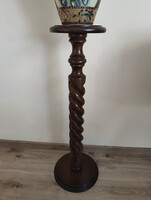 Pedestal flower holder with twisted column