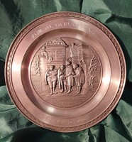 Ón falitányér - jelenetes, 70.  Éves jubileumra készült, jelzett, dombormintás. 21 cm, 340 gramm