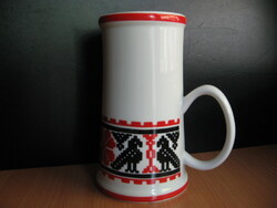Retro hollóházi porcelán korsó, keresztszemes madaras hímzés mintával