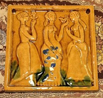 Iparművészeti ,,Három Grácia" kerámia falidísz/ kályhacsempe 21,5 x 21 cm
