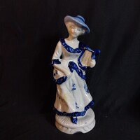Kobaltkék barokk stílusú porcelán hölgy szobor lírával (hárfával), 19 cm